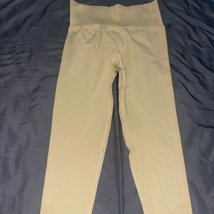 Nude leggings with scrunch